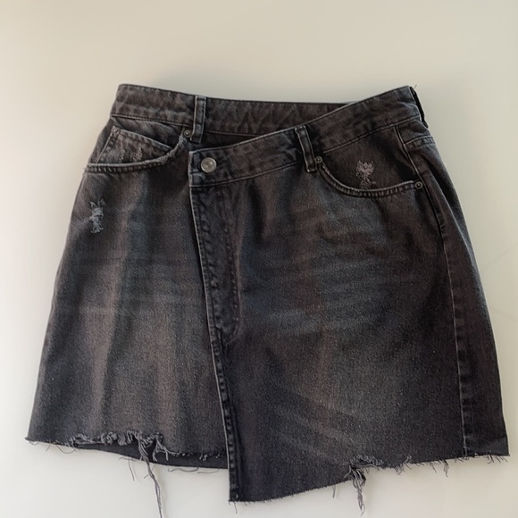 UP BDG BlacK Asymmetrical distressed denim skirt